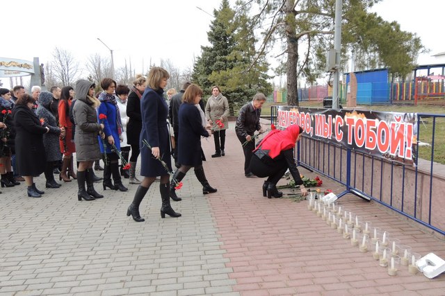 Возложение цветов, свечей, игрушек в память о трагедии, произошедшей в Кемерово 28 марта 2018 года